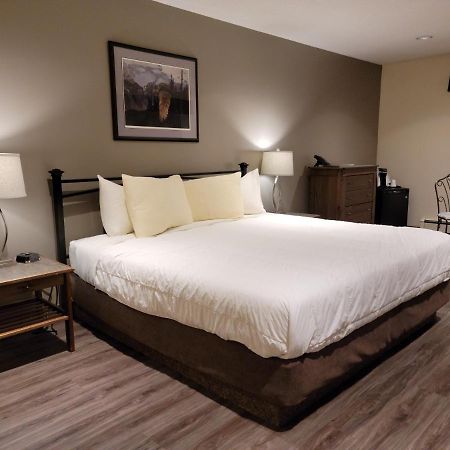 Woodland Inn Meadow Lake Exterior foto