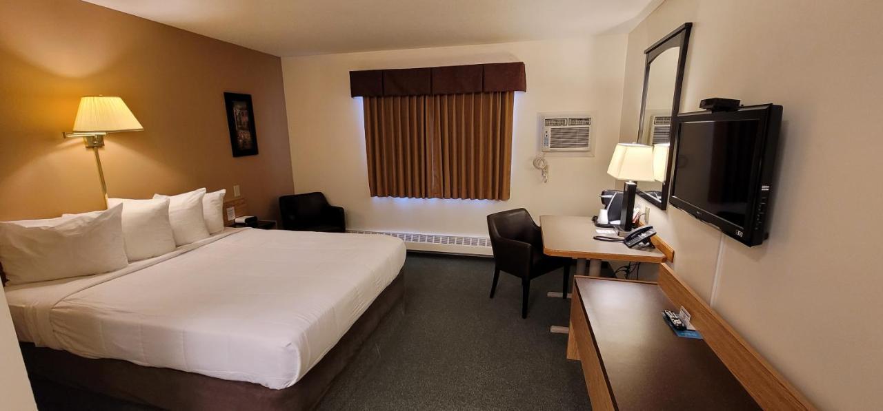 Woodland Inn Meadow Lake Exterior foto